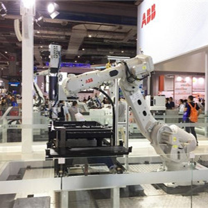 中国成全球最大机器人市场 李毅中建议加强自主创新
